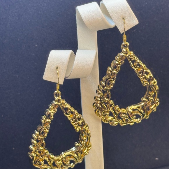 And Lovely Gold Tone Filigree Fish Hook Dangle Earrings - Picture 7 of 8